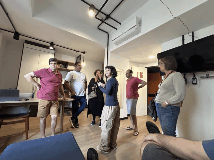 Moradores na base de apoio da moradia do Instituto JNG